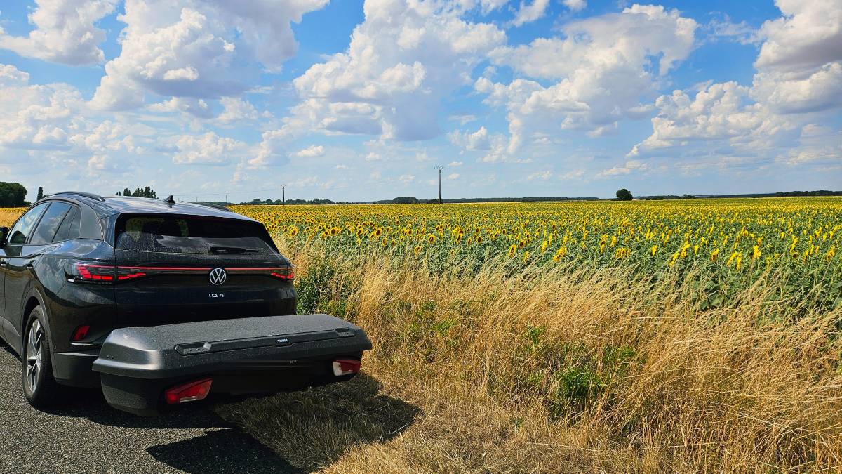 Thule Arcos XL trekhaakkoffer aan een wagen op een landweg in de Westhoek bij Ieper